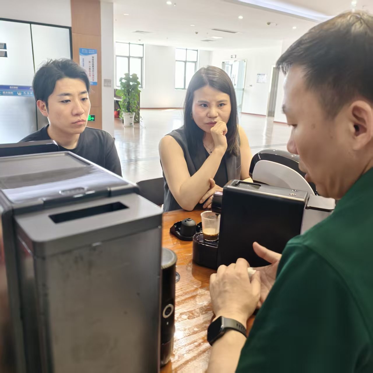 Kodėl japonų klientas apsilankė SEAVER, kad gautų pažangų automatinį kavos aparatą ir nešiojamąjį kavos aparatą?